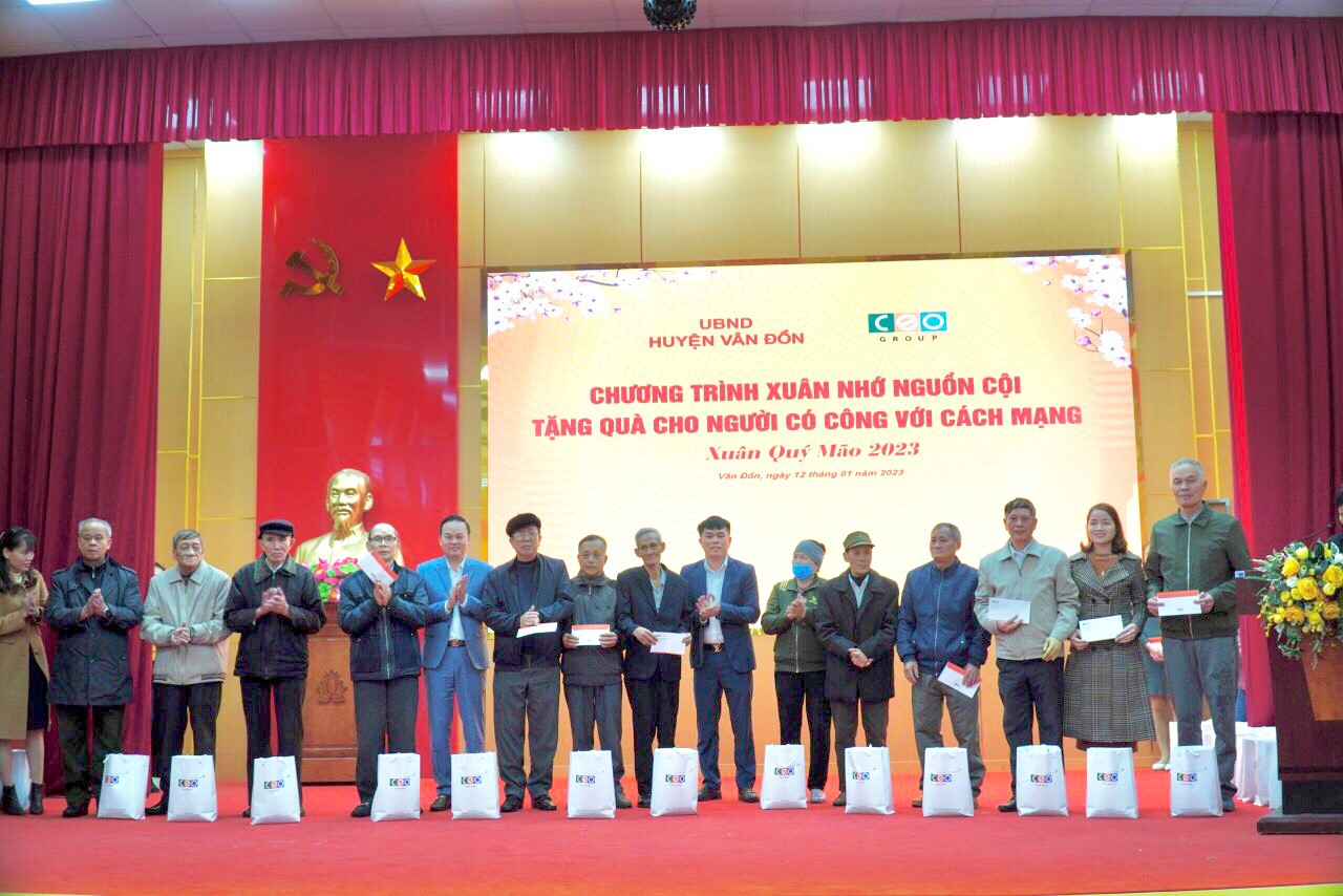 Tập đoàn CEO phối hợp UBND huyện Vân Đồn tặng quà Tết Quý Mão cho người có công với cách mạng - Tập đoàn CEO